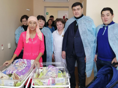 Тұңғыш президент күні туған елордалық сәбилердің аналарына тарту жасалды