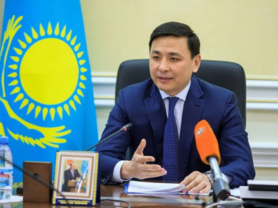Елорда әкімі тілшілерге Абайдың өлеңін оқып берді