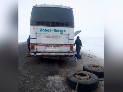 Ақтөбеде шетелдік жолаушылар мінген автобус жолда қалды