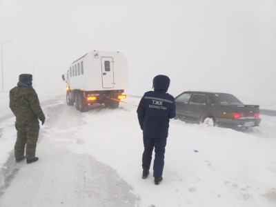 Түркістан: Жол жабылуы салдарынан перзентханаға жете алмаған 2 жүкті әйел құтқарылды