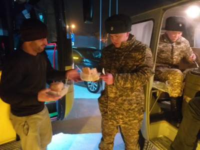 Бурабай маңында қаңтарылған көліктердегі жолаушыларға ыстық тамақ таратылды
