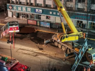 Жүріп келе жатқан автобус жер астына түсіп кетті