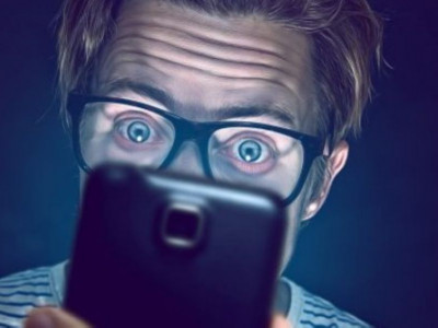 Сенесіз бе, сіз 10 минут сайын телефонға үңілесіз – зерттеу