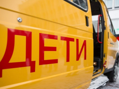 Тәртіп сaқшылaр мектеп автобустарын тексеріп жатыр