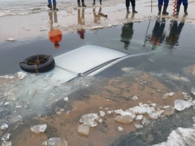 Жайықта мұз астына түсіп кеткен автокөлік суреттері желіні шулатты (фото)