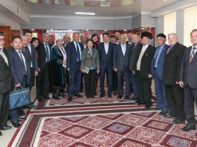 Бауыржан Байбек Түркістанда зиялы қауым өкілдерімен кездесті