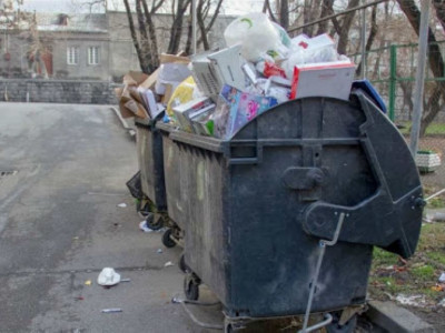 Байқаусызда қоқыс жәшігіне тасталған 20 мың еуро иесіне қайтарылды