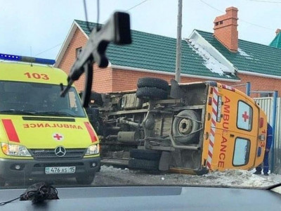 Петропавлда жедел жәрдем көлігі аударылды