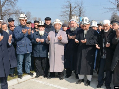 Қырғызстандық имамдар коронавирустың таралуын тоқтату үшін құрбандық шалды