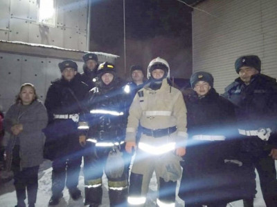 Ұлттық ұлан сарбаздары өртеніп жатқан үйден газ баллонын алып шықты