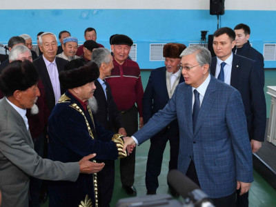 Президент Қордай ауданындағы Қаракемер ауылының тұрғындарымен кездесті
