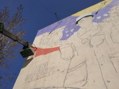 Нұр-Сұлтанда дәрігерлердің құрметіне үйлердің қасбетіне сурет салынуда (видео)