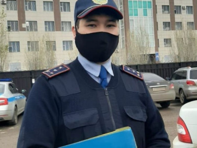 Министр мұқтаж отбасының пәтерақысын төлеп берген полицейді марапаттады