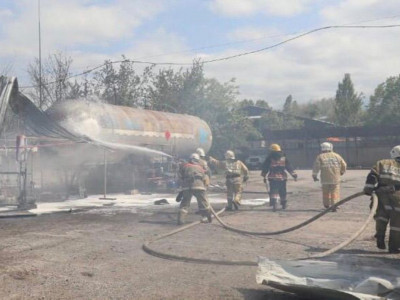 Алматыда газ баллоны қоймасы өртеніп, жарылыс болды