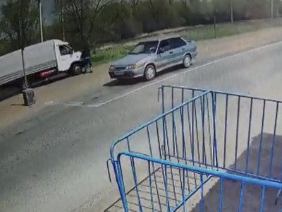 Оралда жүк көлігі блокбекеттегі полицейді қағып кетті (видео)
