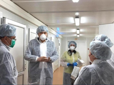Министр коронавируспен күресіп жатқан науқастармен кездесті