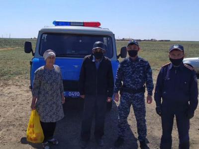 70 жастағы қария блокпосттағы полицейлерге күн сайын тамақ апарады
