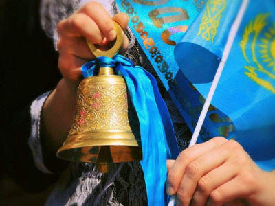 Мектеп бітірушілерге аттестат кезекпен беріледі