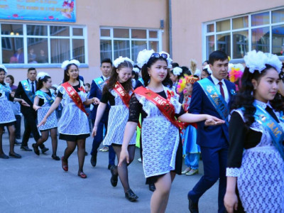 Вице-министр: Мектеп түлектерінің мұғалімдерге сыйлық беруіне тыйым салынады