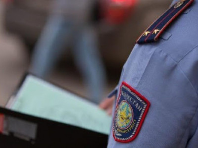 Елордада көпқабатты үйдің кіреберісінен ер адамның мәйіті табылды