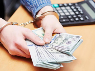 Полиция бөлімі басшысының орынбасары шетелдіктерден пара сұрағаны үшін сотталды