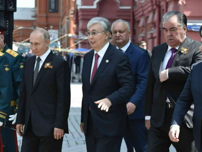 Әскери парадқа қатысты