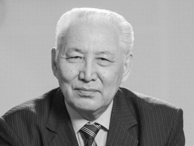 "Халқымыз оның еңбегін ұмытпайды": Елбасы К.Сағадиевтің жақындарына көңіл айтты