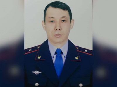 Президент педофилді ұстаған полицейді "Айбын" орденімен марапаттады
