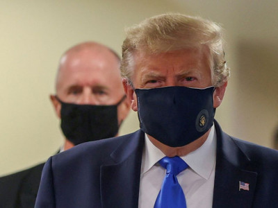 Трамп алғаш рет көпшілік алдына маска киіп шықты