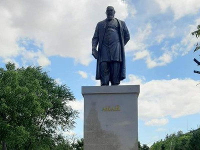Абай ескерткішіне гүл шоқтары қойылды
