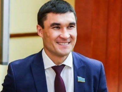 Серік Сапиев декреттік демалысқа шықты