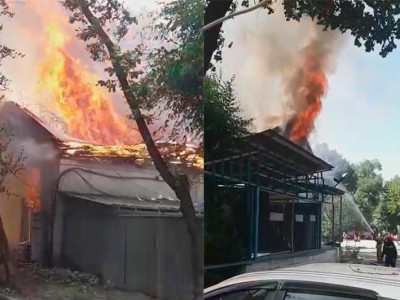Алматыда кардиологиялық орталық жанындағы ғимарат өртеніп жатыр