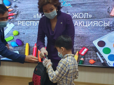 «Nur Otan» партиясы көпбалалы отбасыларға мектеп құралдарын табыстады
