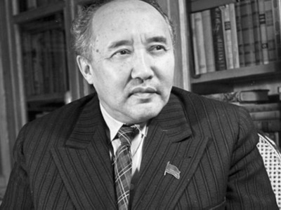 Аманат арқалаған алашшыл Әуезов