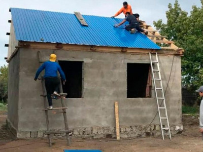 Ауыл жастары жалғызбасты зейнеткерге үй салып берді