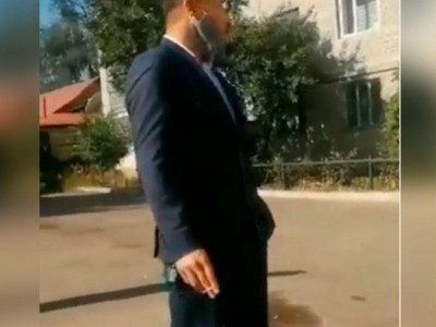 Балалар ойнайтын алаңға темекі тұқылын тастаған шенеунік жазаланды