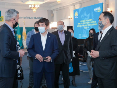 Бауыржан Байбек Алматыдағы ҮЕҰ өкілдерімен кездесті