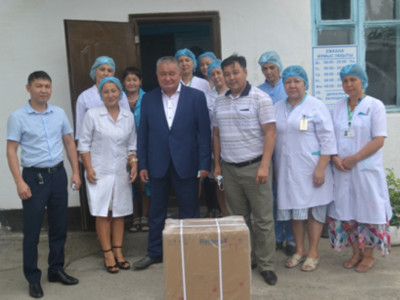«Nur Otan» мүшесі ауылдық ауруханаға тыныс алу аппаратын табыстады