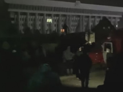 Бішкекте наразы топ Ақ үйдің аумағына басып кірді
