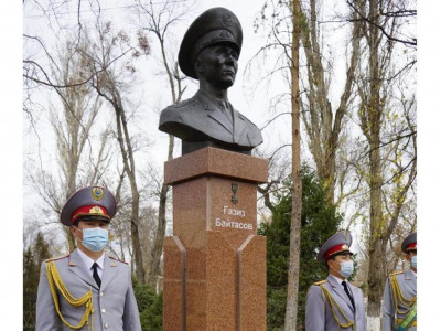 Таразда Халық қаһарманы Ғазиз Байтасовқа арналған стенд ашылды