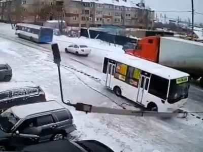 Петропавлда жолаушылар автобусы электр сымдарының бағанына соғылды