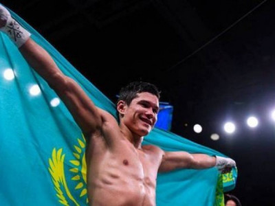 Данияр Елеусінов әлем чемпионы Джулиус Индонгоны нокдаунға түсірді