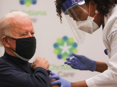 Джо Байден телеарнаның тікелей эфирінде коронавирусқа қарсы Pfizer вакцинасын алды (видео)