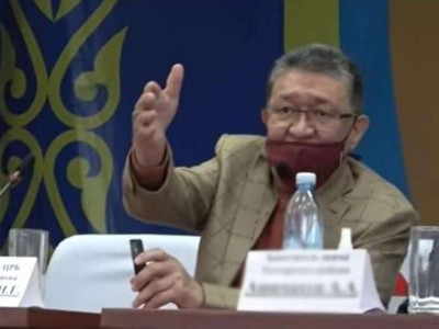 Тұрғындармен кездесу кезінде үстел тоқпақтаған бас дәрігер жазаланды