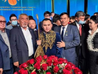 Мұхтар Ниязов үшінші рет «Алтын домбыраны» иеленді