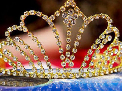 61 жастағы әже сұлулық байқауында өзінен екі есе жас аруларды жолда қалдырды
