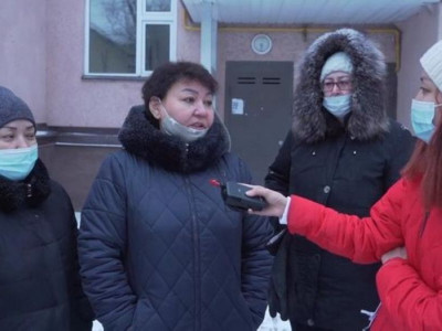 ҚХП өкілдері Тараздағы жарылыс болған үйдің тұрғындарымен кездесті