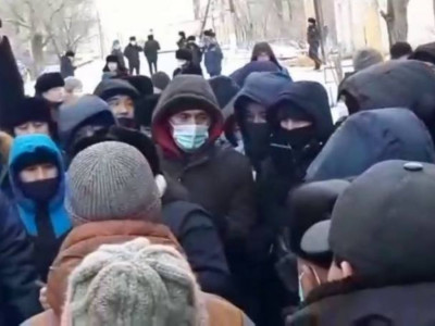 "Жалақымызды көтерсін!": Жезқазғанда көлік кәсіпорнының қызметкерлері жаппай ереуілге шықты