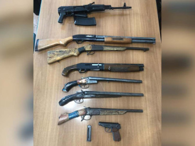 «Соғысқа дайындалған ба?». Алматыда полиция мұздай қаруланған адамды ұстады