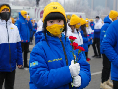 Ел бойынша 10 000 жасотандық Тәуелсіздікті тәу етіп, гүл шоқтарын қойды